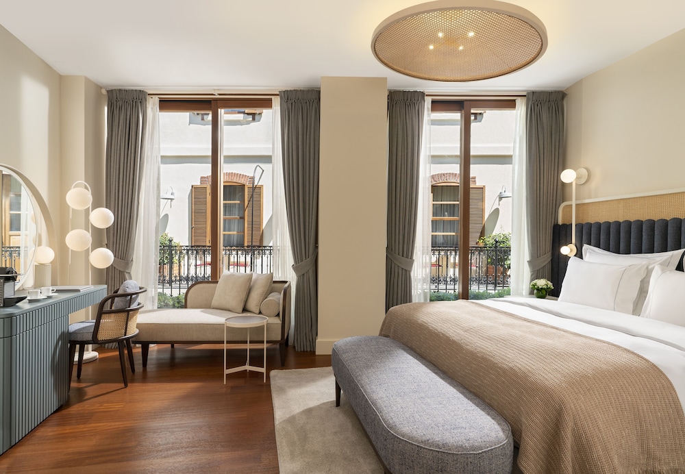 Ecole St. Pierre Hotel 13/50