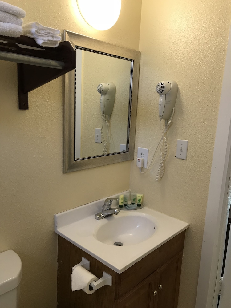 Relax Inn of Medford 17/38