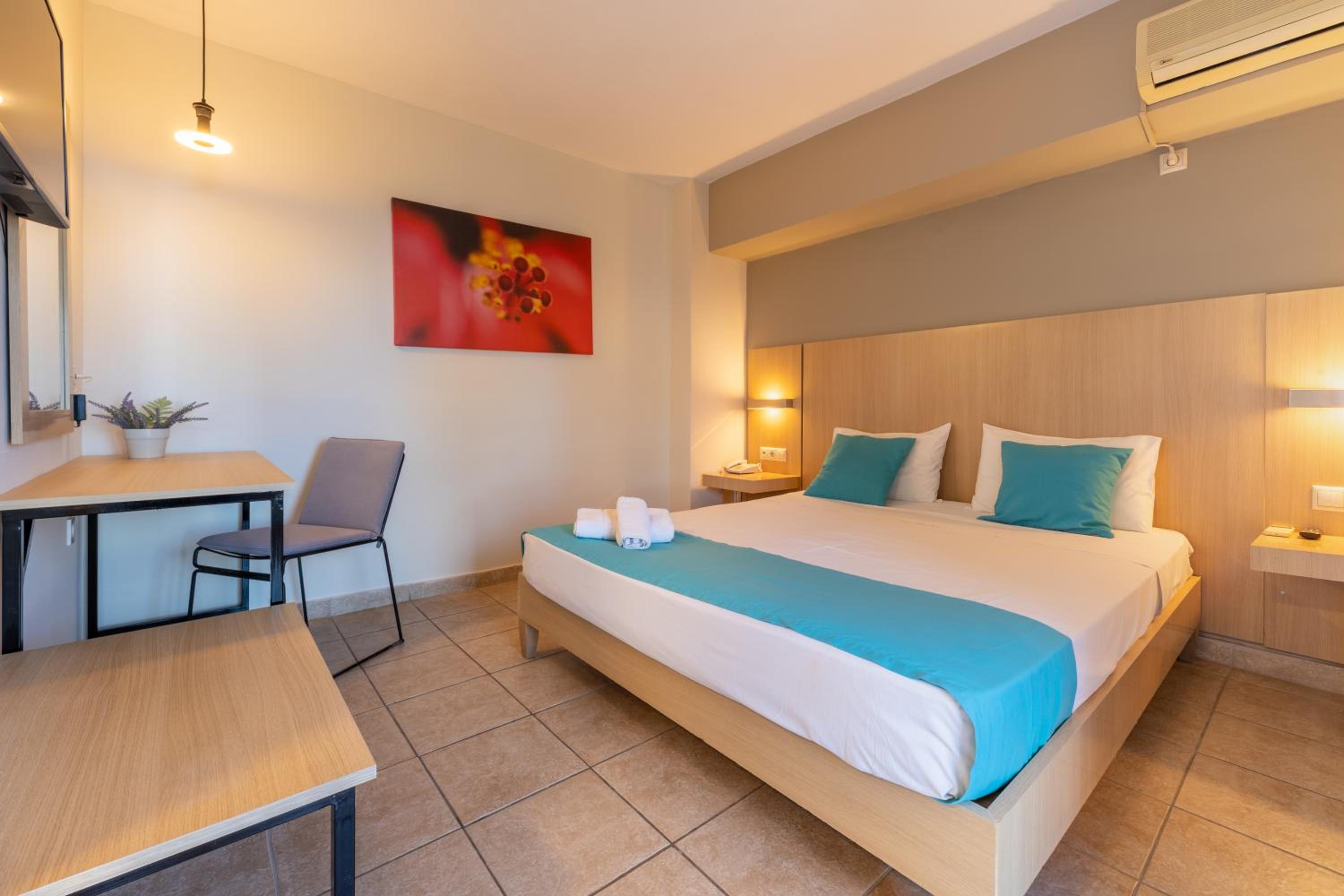 Room, Twin Beds, Lateral Side Sea View
