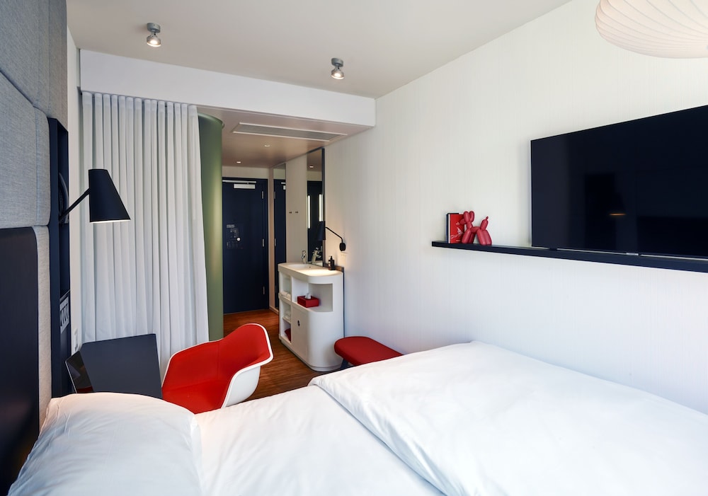 غرفة بريميوم بسرير كينج بإطلالة، citizenM London Victoria Station 2/10