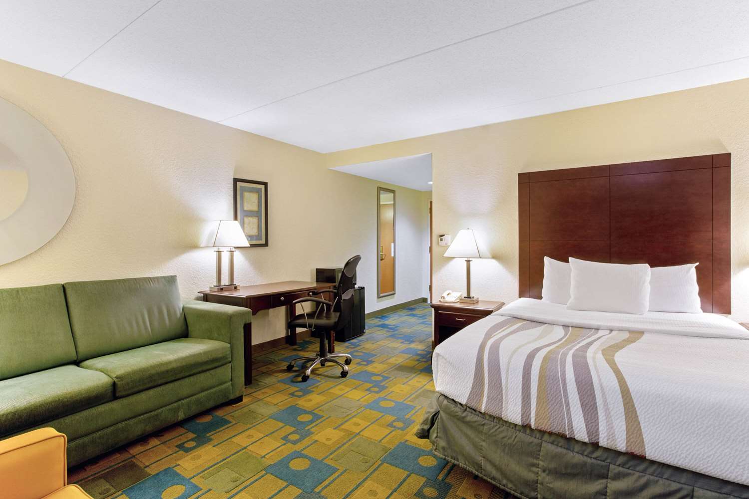 La Quinta Inn & Suites by Wyndham Boston Somerville 25/52