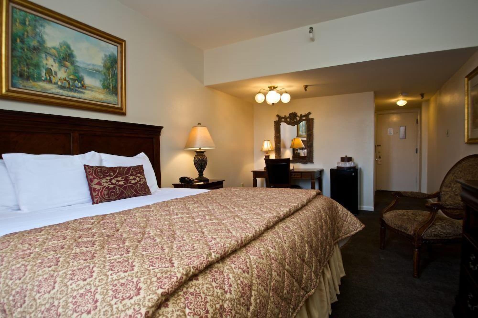 DELUXE, KING BED
