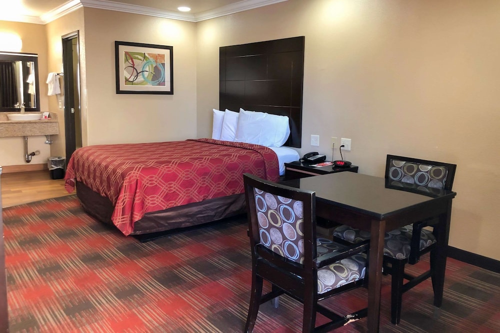Econo Lodge Inn & Suites Escondido Downtown 26/48