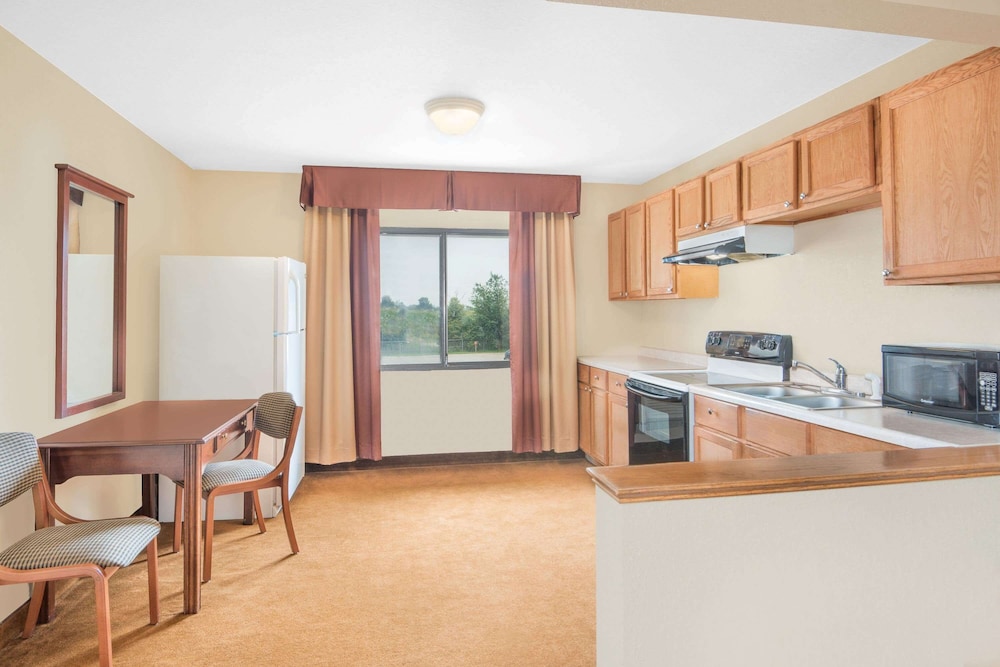 Super 8 by Wyndham Marshalltown 19/25