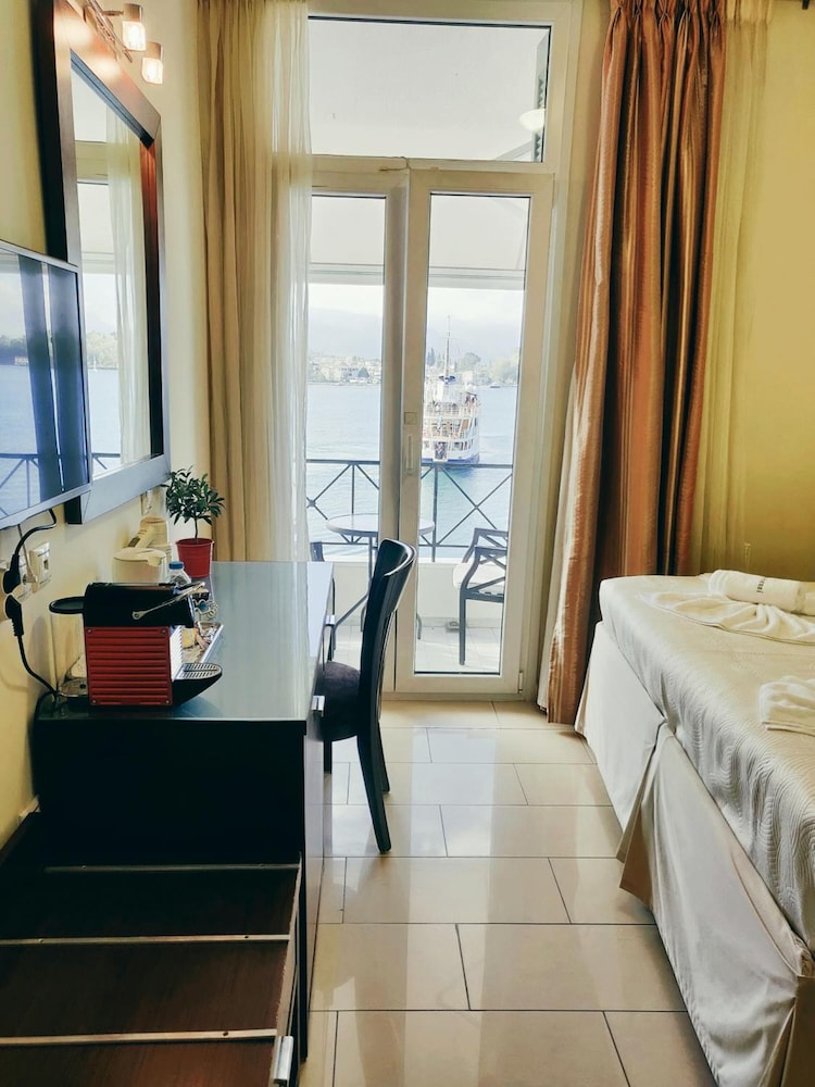 Hotel Manessi 14/62