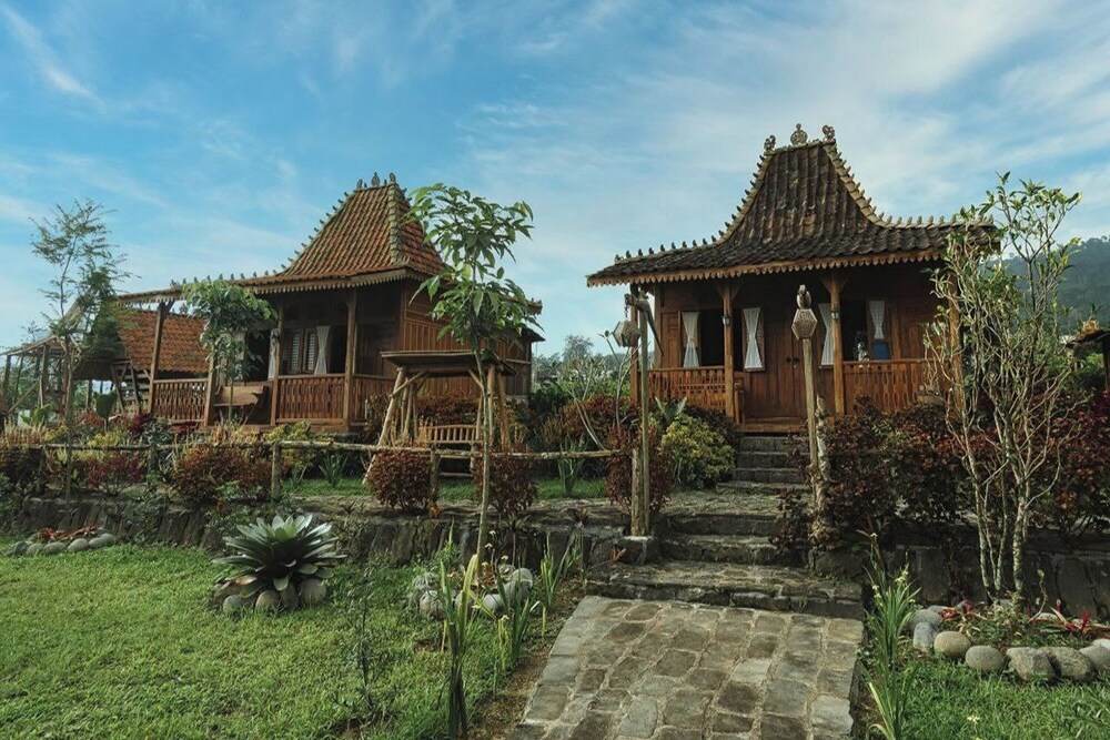 Singgasana Villa & Resto 53/55