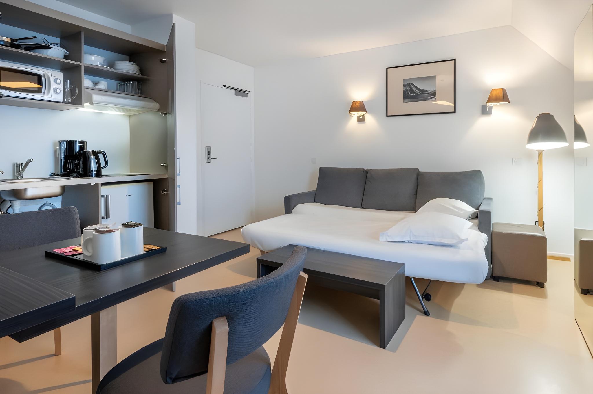 2 Rooms, Suite, Apartment