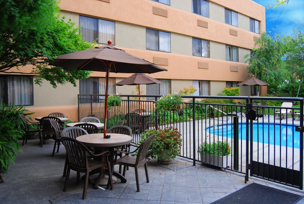 Oxford Suites Redding 50/64