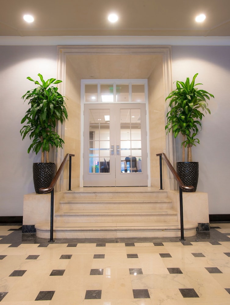 DoubleTree Suites by Hilton Detroit Downtown - Fort Shelby 8/59