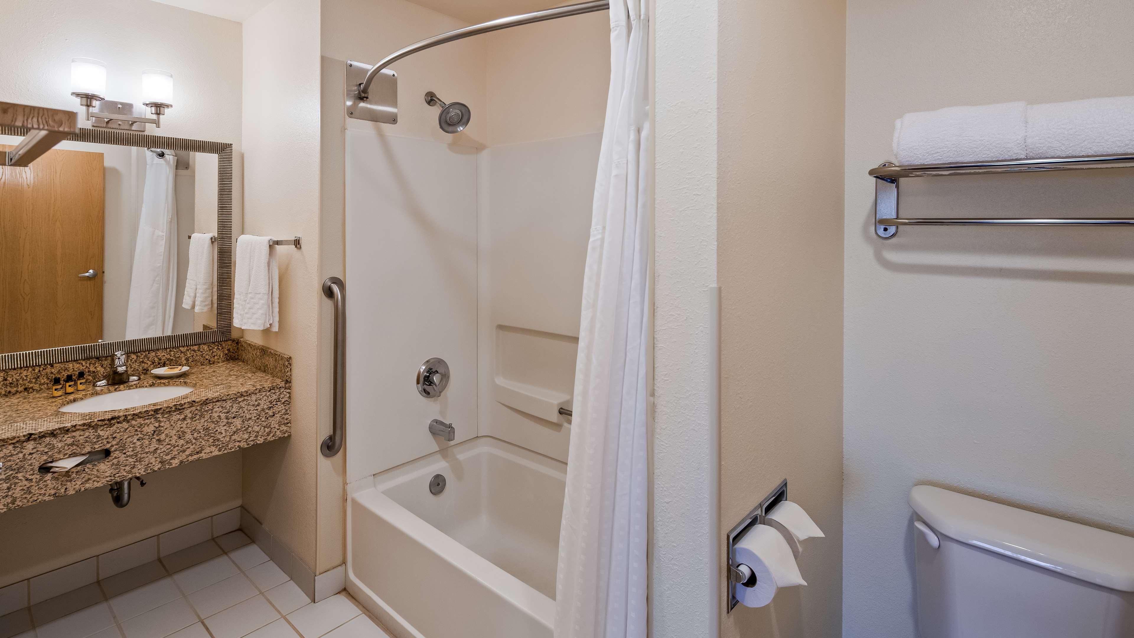 غرفة بسرير كوين لذوي الإعاقة، Best Western Plus Peoria 6/6