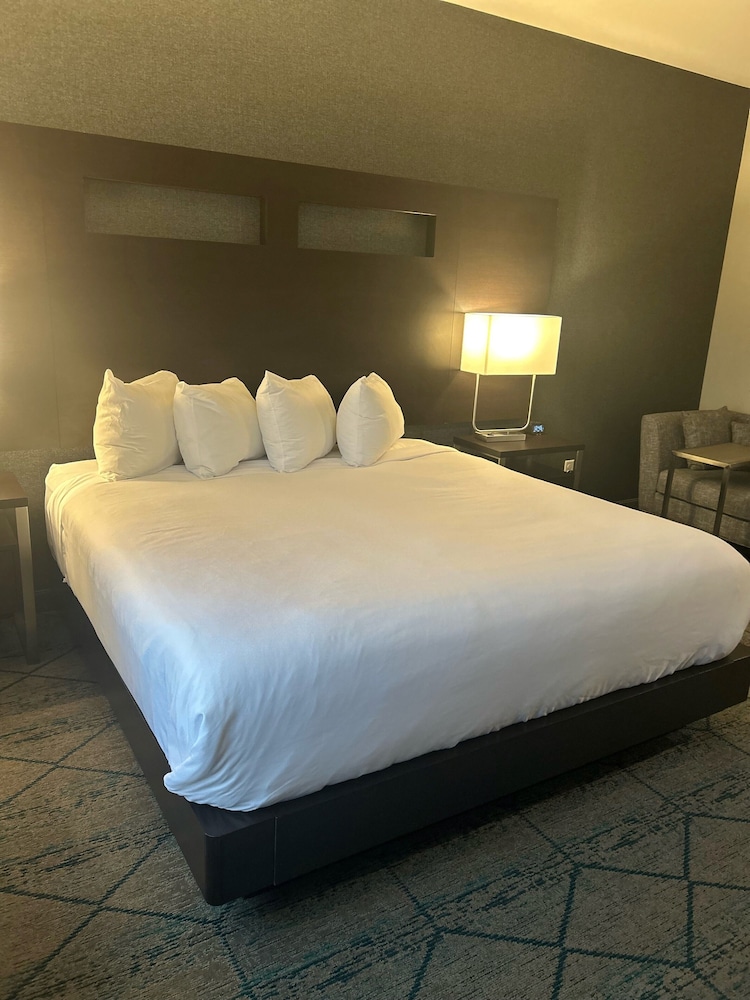 Comfort Inn & Suites Clarksville - Louisville North 24/69