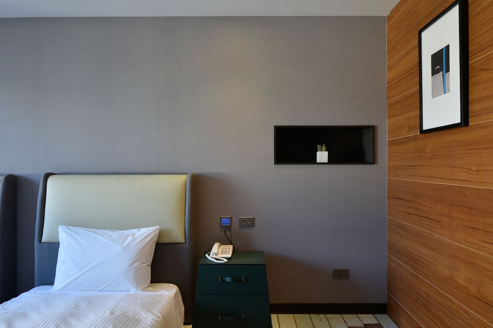 3 Door Hotel 13/76