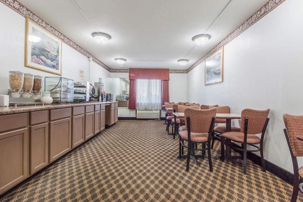 Econo Lodge Lexington, NE 35/44