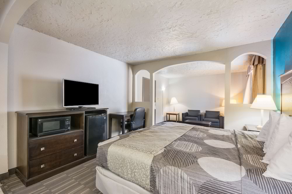 Econo Lodge Inn and Suites Oklahoma City 20/31