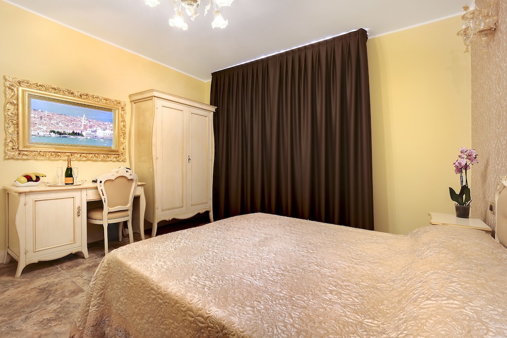 DELUXE, DOUBLE OR TWIN BED