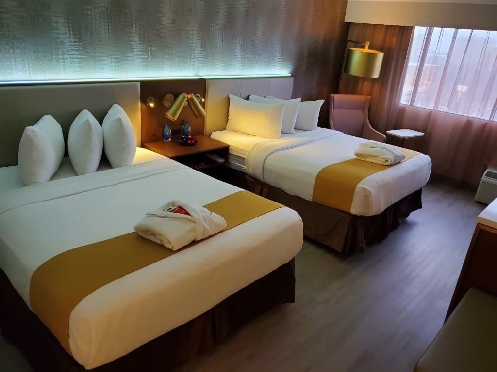 Silver, 2 Queen Beds