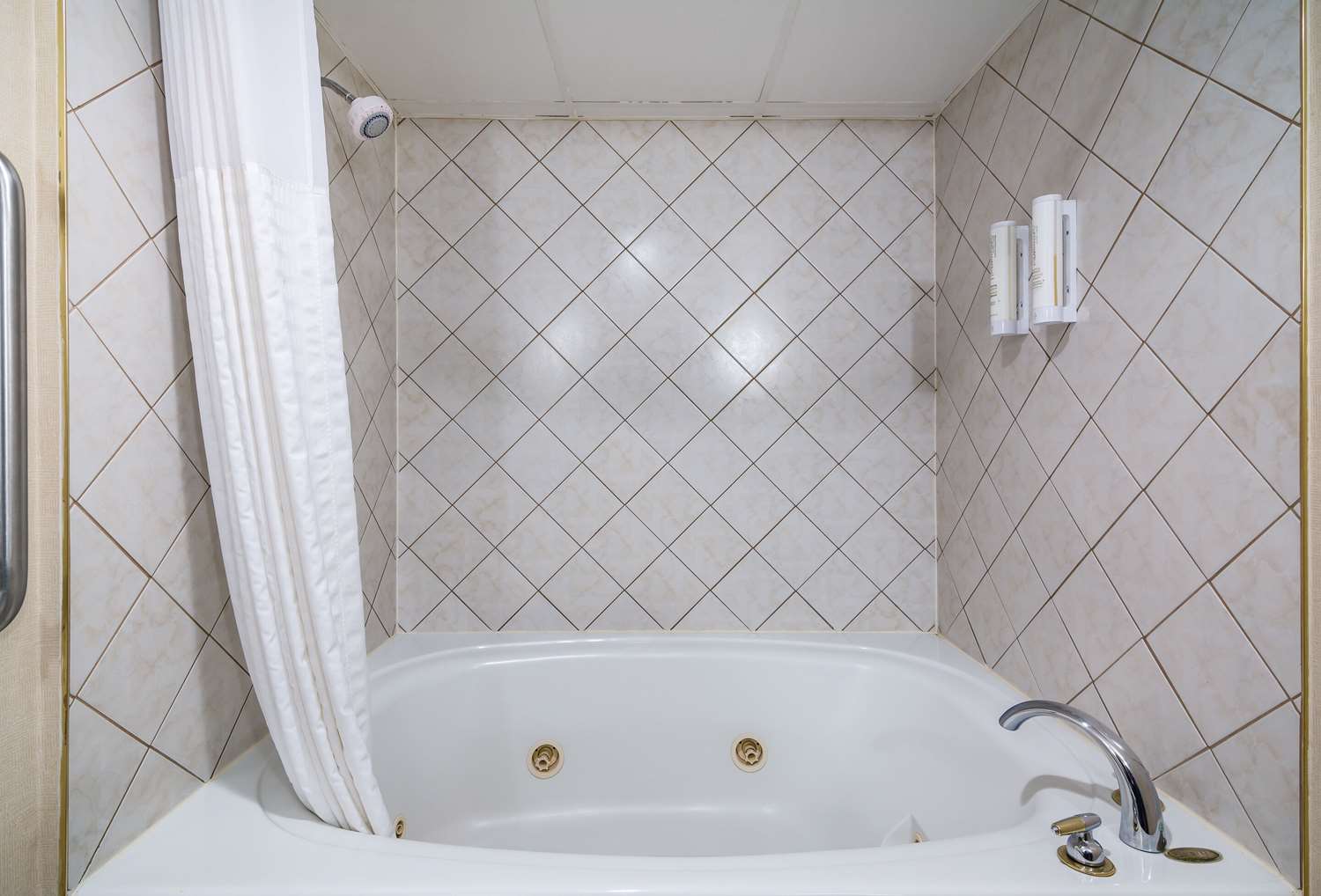 غرفة بسرير كينج، Clarion Pointe Jamestown - Falconer 4/4