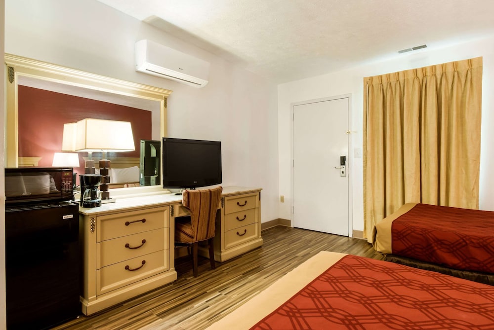Econo Lodge Inn & Suites Lake Harmony - Pocono Mountains Area 16/29