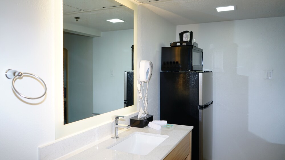 Airport Waterfront Inn 59/59