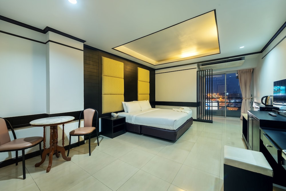 The Legacy Hotel 20/50
