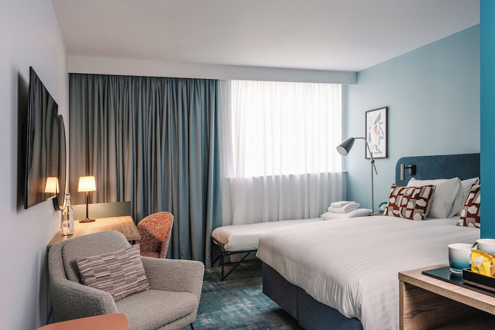 غرفة قياسية بسرير مزدوج مع سرير إضافي، voco Winchester Hotel & Spa By IHG 2/2