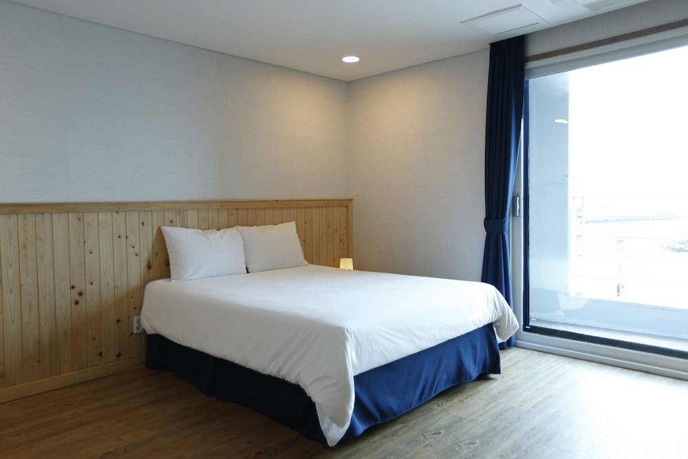 Hotel 52 8/57