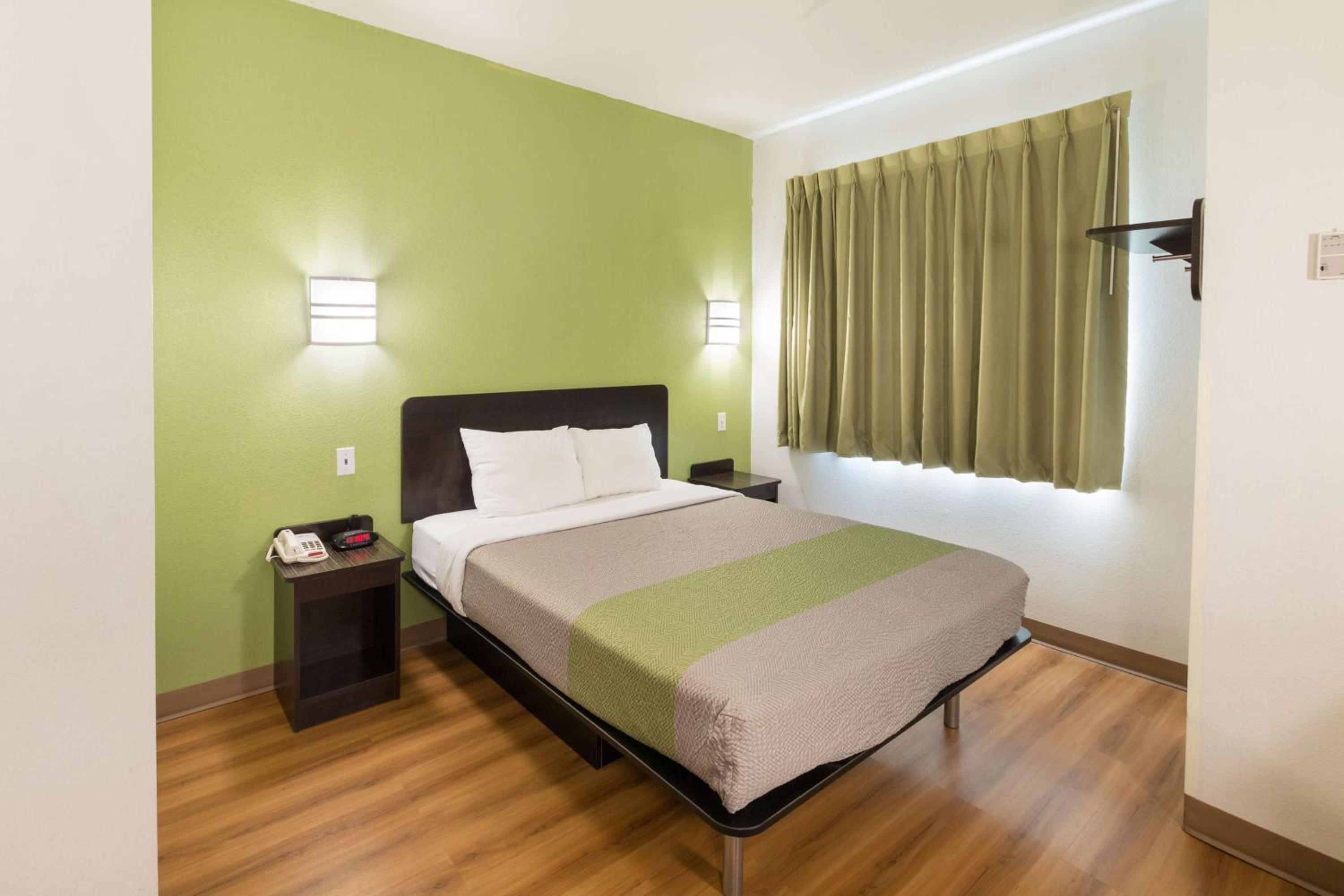 1 Queen Bed - ADA/RI Shower/Non-Smoking