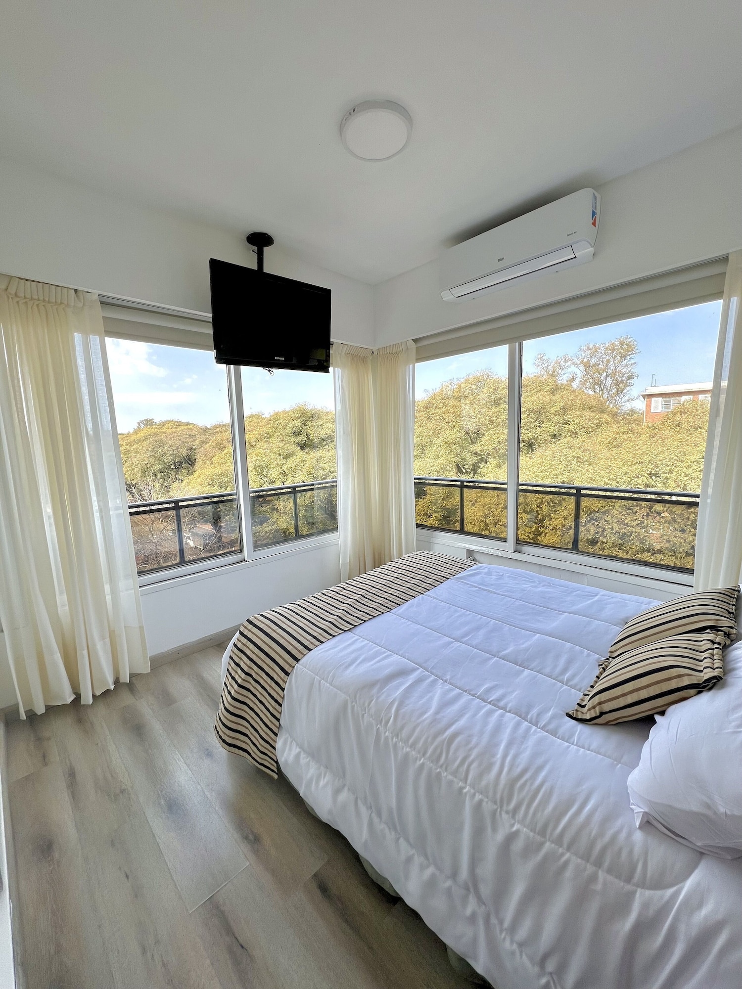 ROOM, QUADRUPLE