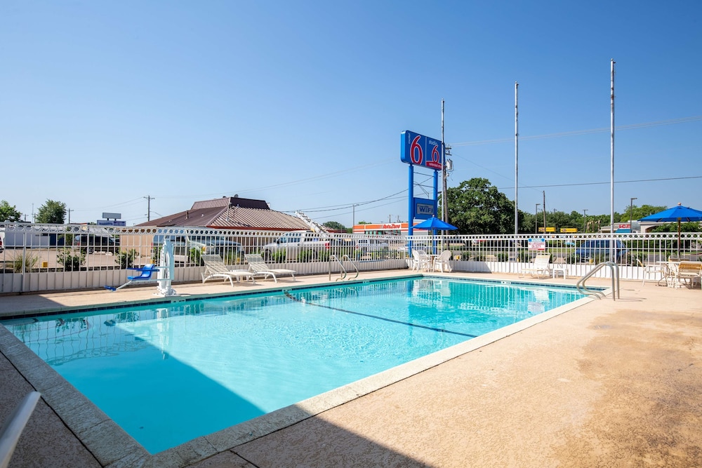 Motel6 Bryan, TX - University Area 27/44