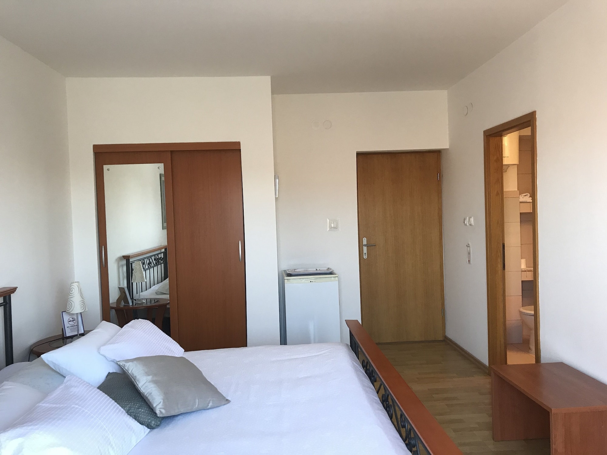 ROOM, KING BED, BALCONY