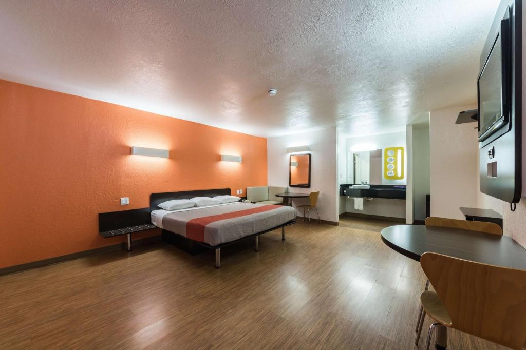 1 King Bed - Mobil Access Tub Nsmk Kitchen، Motel6 Uvalde, TX 4/9