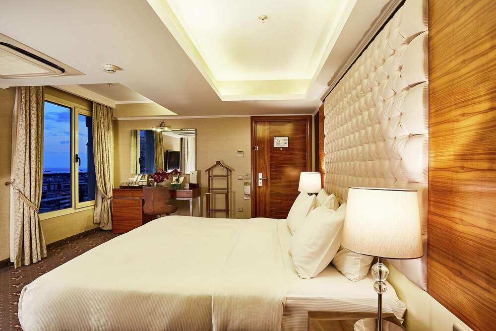 JUNIOR SUITE, KING BED