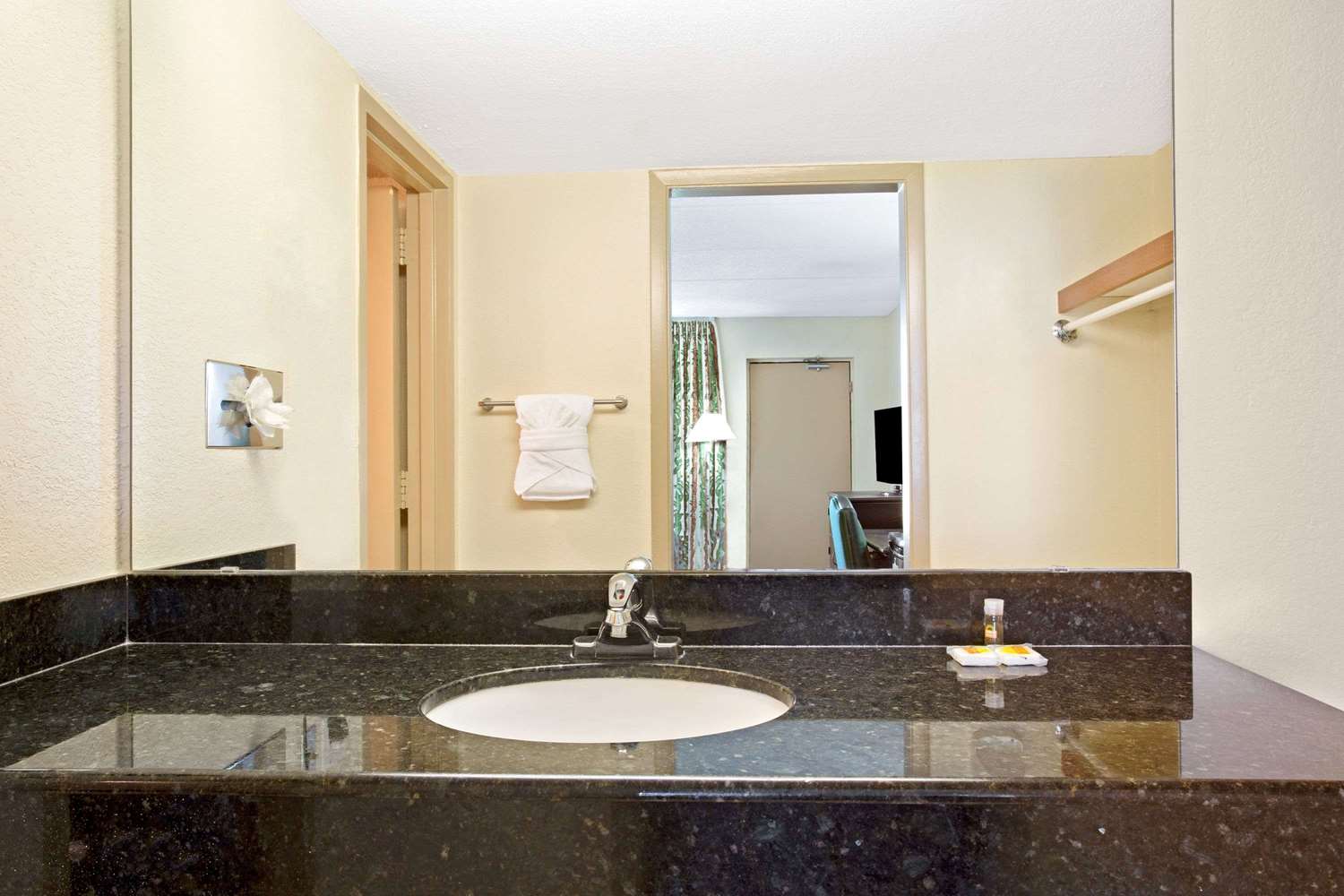 Days Inn By Wyndham Orlando Airport Florida Mall 20/22