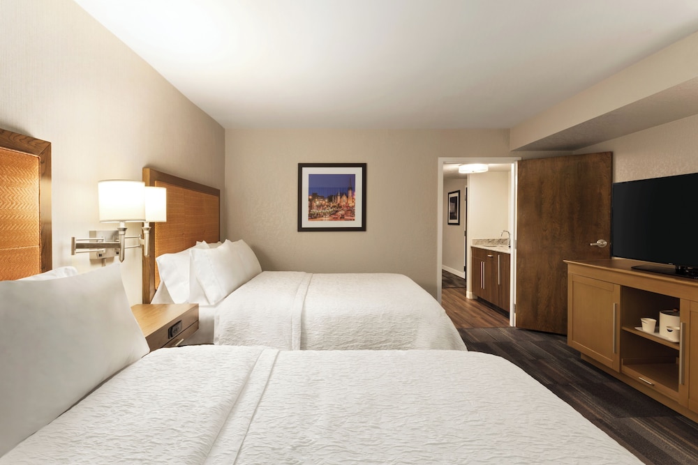 Suite, 2 Queen Beds, Sofa, Accessible