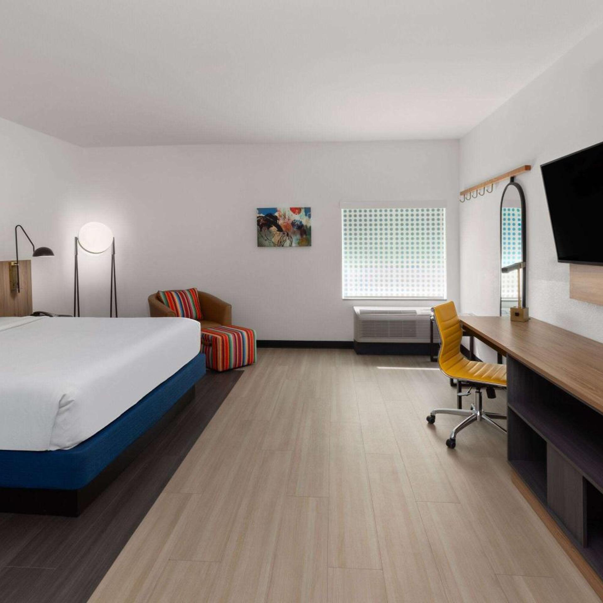 ROOM, KING BED, KITCHENETTE