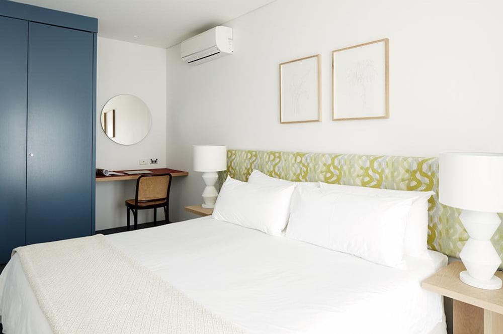 SUITE, KING BED, SIDE VIEW