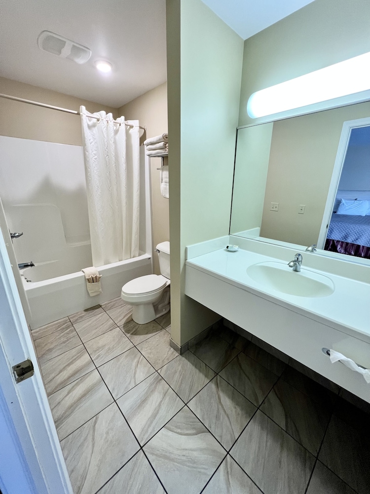 Court Plaza Inn & Suites 27/64