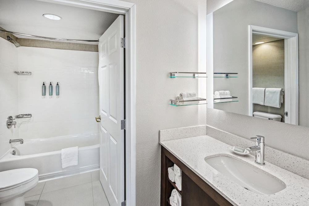 2 Bedrooms, Suite