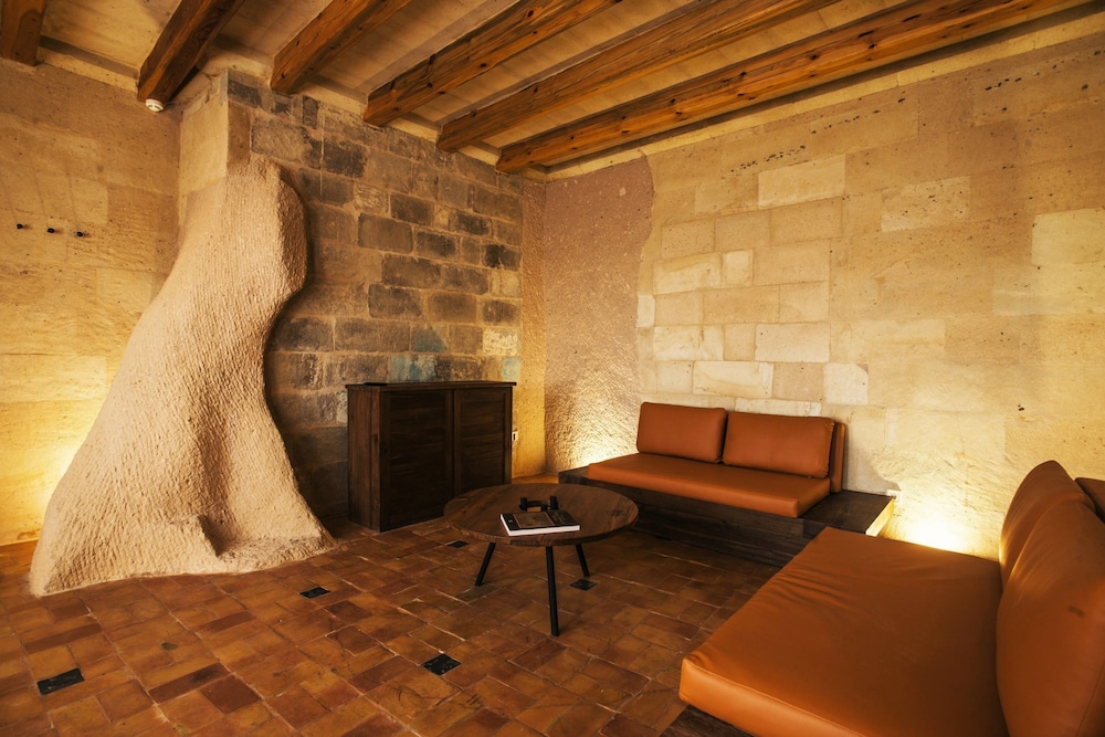 MILLSTONE CAVE SUITES 56/77