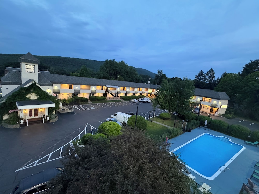Black Mountain Inn 58/63