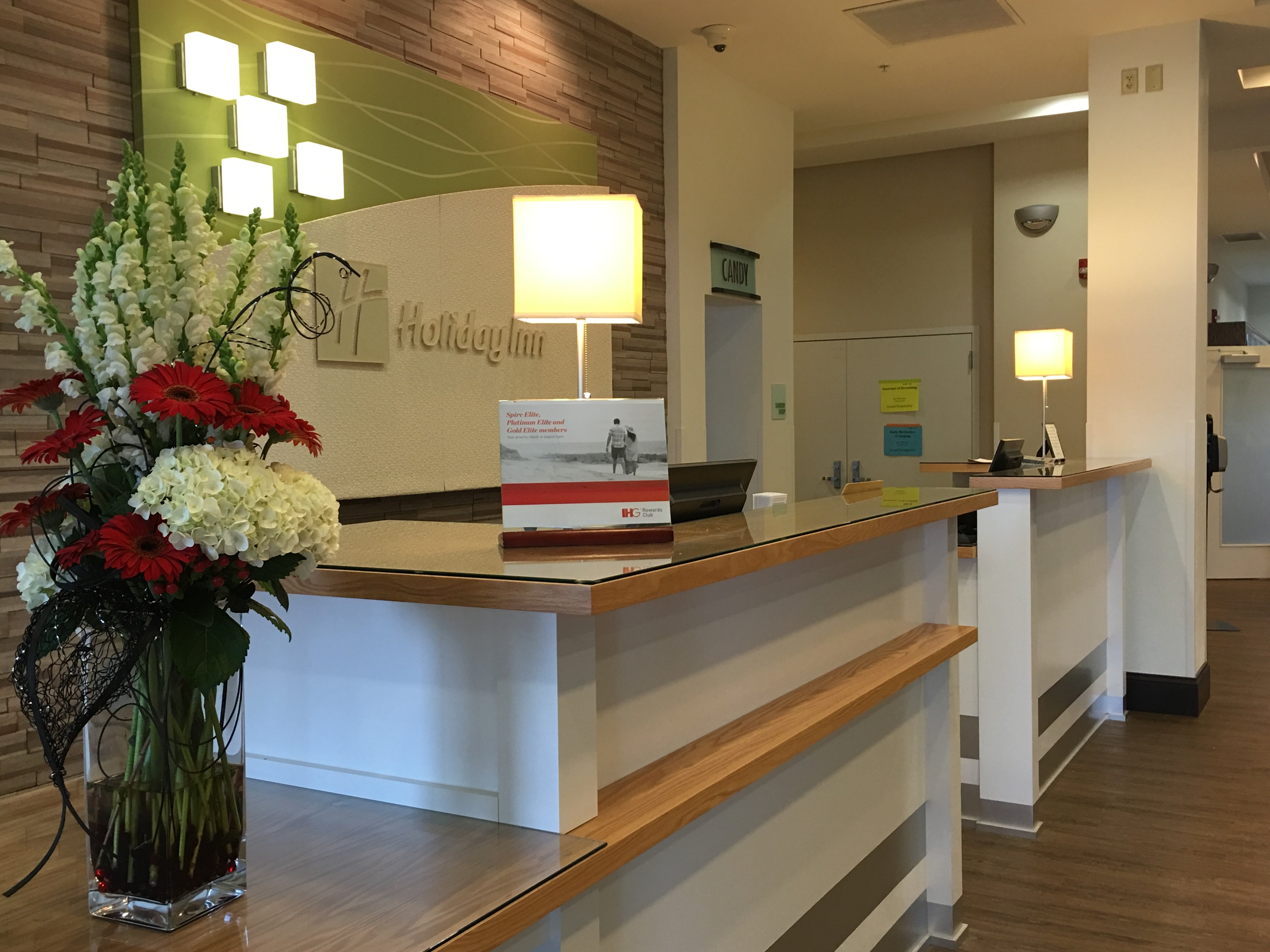 Holiday Inn Hotel Suites Bloomington Airport 3/50