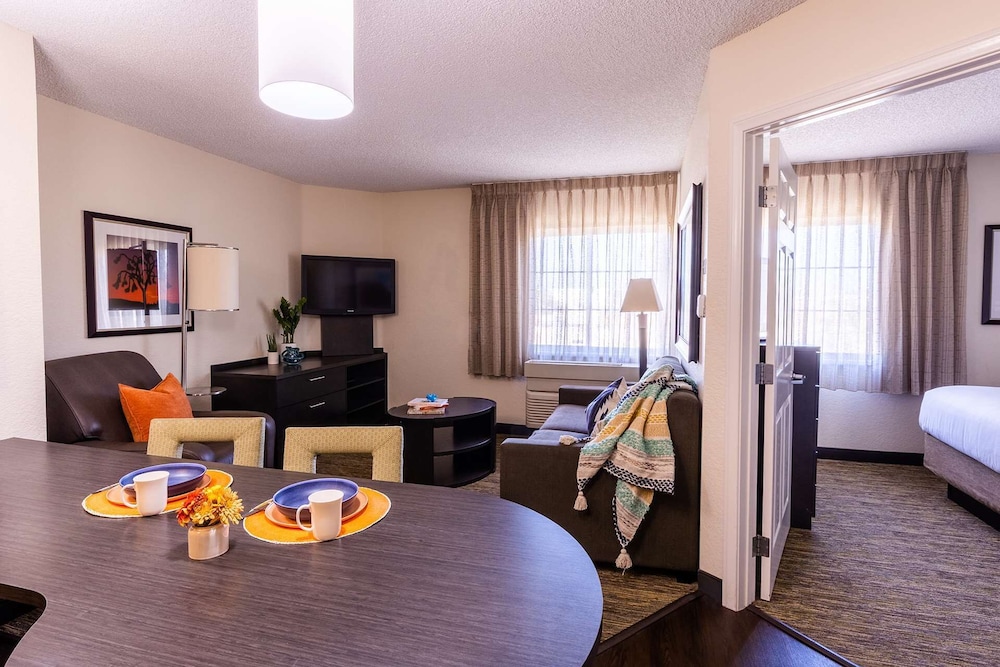 Sonesta Simply Suites Denver West Federal Center 23/38