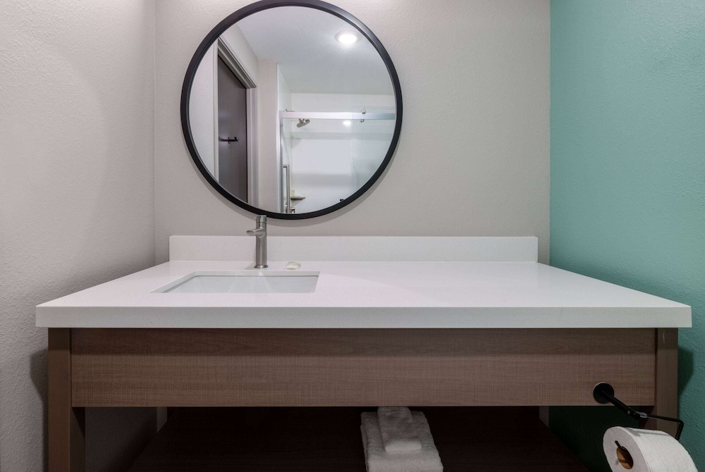 ECHO Suites Extended Stay by Wyndham Richmond West 49/49