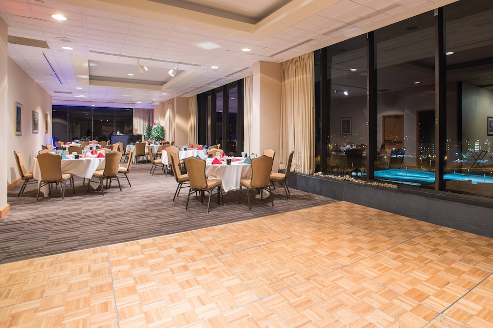 Holiday Inn Suites Pittsfield Berkshires 58/80