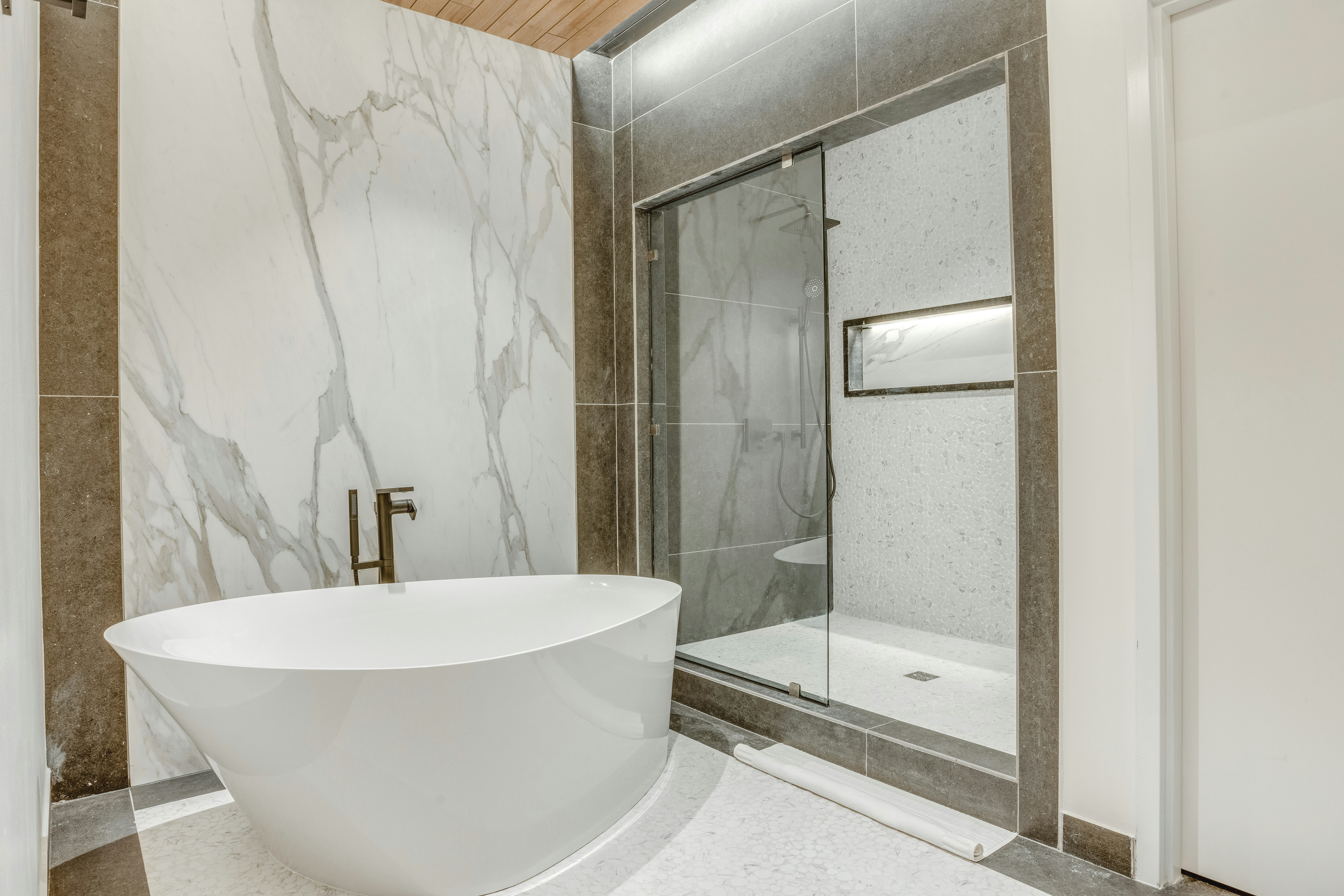 2 Bedrooms, Penthouse Suite، Fort George Hotel And Spa 3/3
