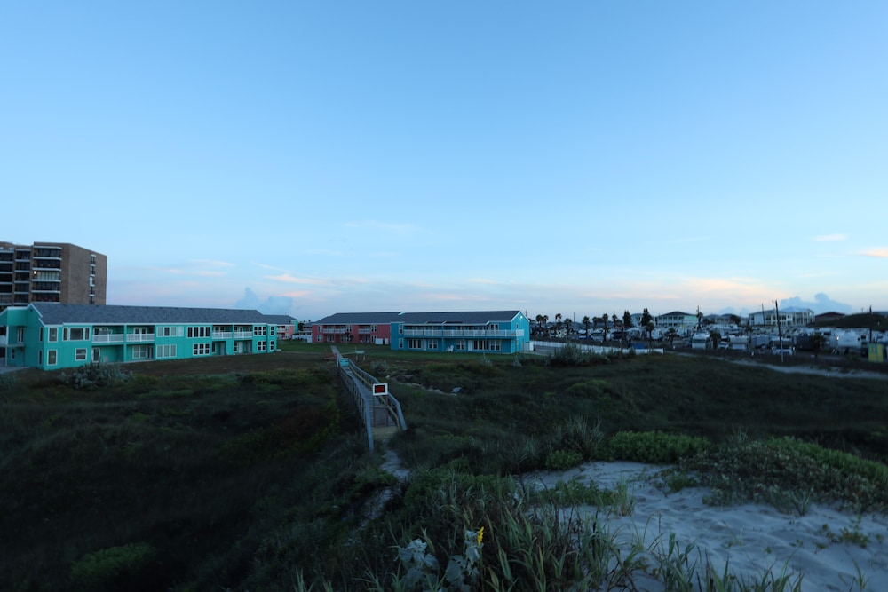 Executive Keys Condominiums on the Beach 60/66