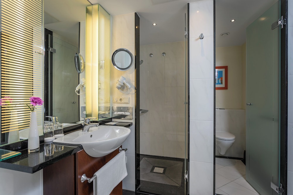 غرفة تنفيذية بسرير كينج، Sheraton Carlton Hotel Nuernberg 6/7