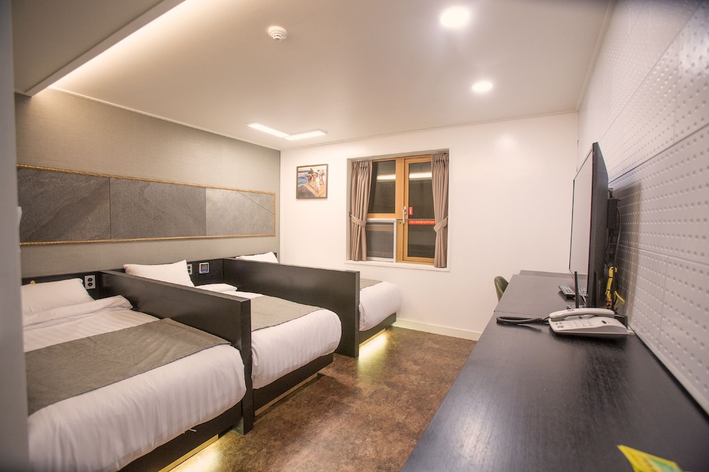 Hotel Major 2 11/51