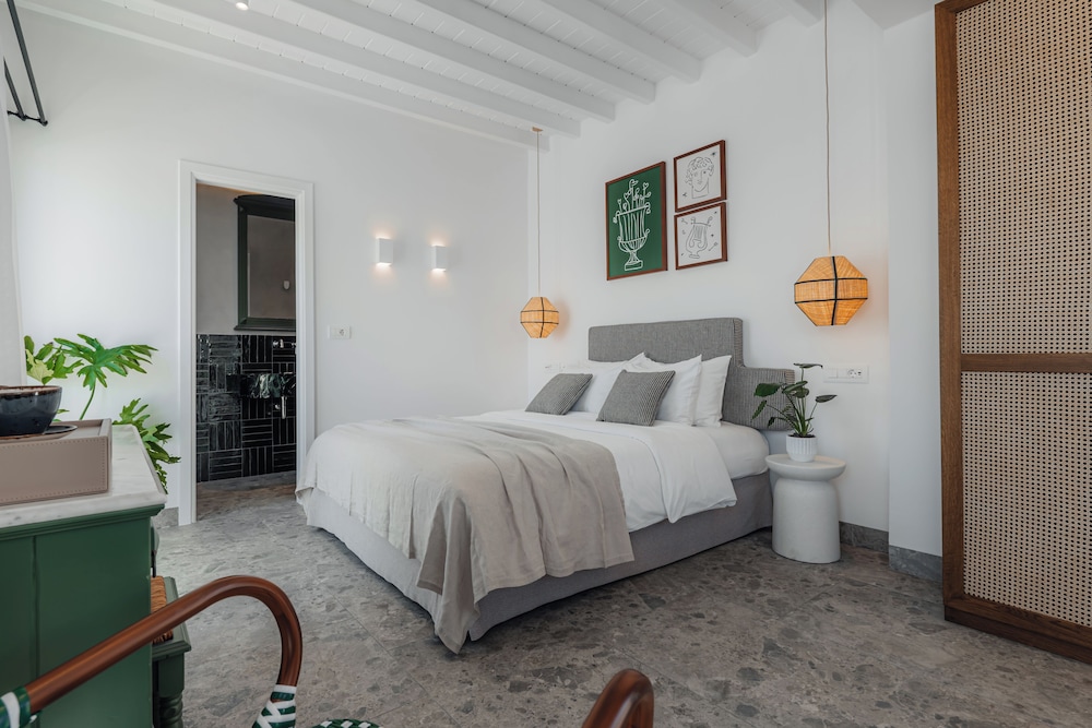 Pelican Bay Art Hotel 20/63