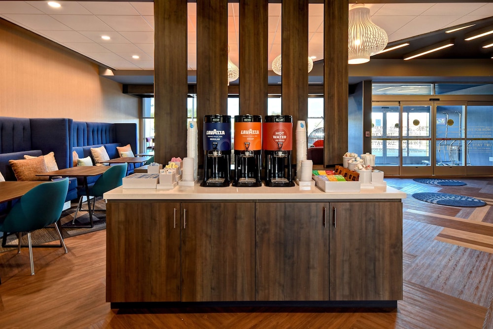 Lobby at TRU BY HILTON CONCORD NH, CONCORD - NH
